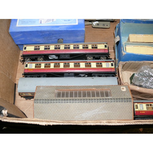 183 - A LARGE AMOUNT OF TRAIN ITEMS INCLUDING ORIGINAL HORNBY (3 RAIL) BRISTOL CASTLE SET WITH COACHES, TR... 