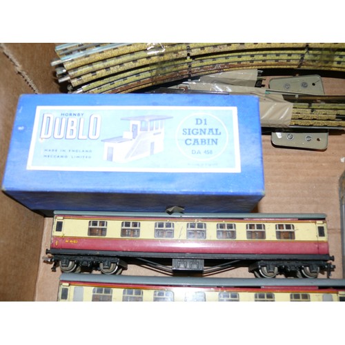 183 - A LARGE AMOUNT OF TRAIN ITEMS INCLUDING ORIGINAL HORNBY (3 RAIL) BRISTOL CASTLE SET WITH COACHES, TR... 