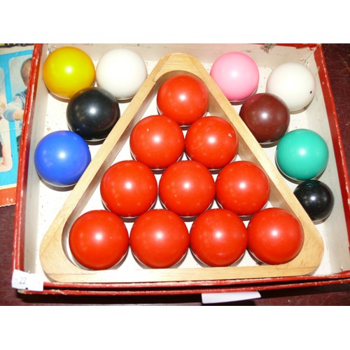 209 - A VINTAGE SET OF SNOOKER/BILLIARDS BALLS IN ORIGINAL BOX