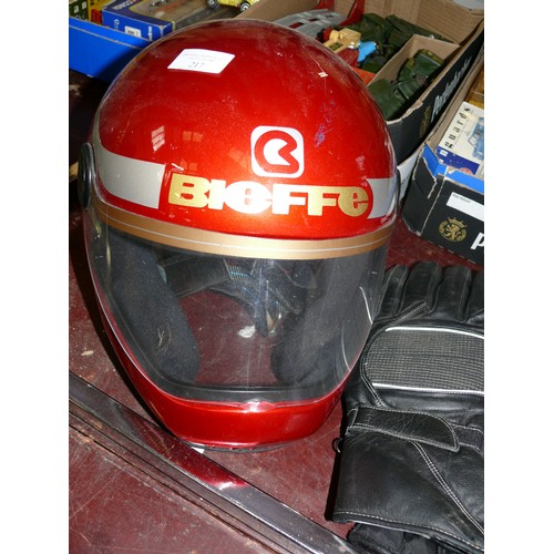 217 - A MOTORBIKE SAFETY HELMET BY BIEFFE ITALY SIZE MEDIUM AND A PAIR OF LARGE GLOVES