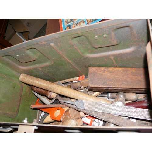 218 - A VINTAGE AMMUNITION BOX WITH CONTENTS OF VARIOUS TOOLS