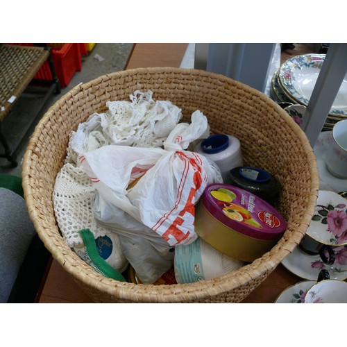 220 - A GOOD QUALITY LIDDED BASKET WITH CONTENTS OF SEWING ITEMS