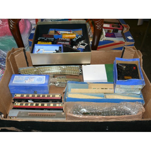 183 - A LARGE AMOUNT OF TRAIN ITEMS INCLUDING ORIGINAL HORNBY (3 RAIL) BRISTOL CASTLE SET WITH COACHES, TR... 