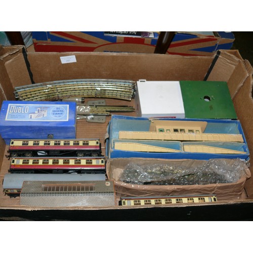 183 - A LARGE AMOUNT OF TRAIN ITEMS INCLUDING ORIGINAL HORNBY (3 RAIL) BRISTOL CASTLE SET WITH COACHES, TR... 