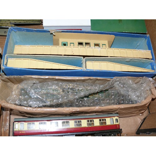 183 - A LARGE AMOUNT OF TRAIN ITEMS INCLUDING ORIGINAL HORNBY (3 RAIL) BRISTOL CASTLE SET WITH COACHES, TR... 