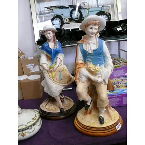 125A - A LARGE PAIR OF VERY NICE BISQUE PORCELAIN FIGURINES FEATURING A COUPLE