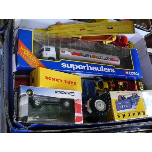 196 - A BOX OF COLLECTORS VEHICLES TO INCLUDE CORGI SUPERHAULERS, VANGUARDS, DINKY ETC