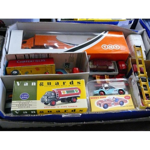 198 - A BOX OF COLLECTORS VEHICLES TO INCLUDE VANGUARDS, DINKY, TNT ETC