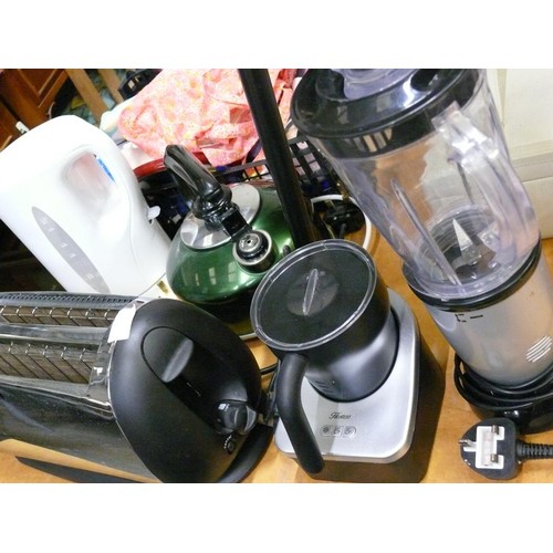 238 - A MIXED SELECTION OF ELECTRICAL ITEMS TO INCLUDE A BREVILLE 4 SLICE TOASTER, HINARI GENI, KETTLES ET... 