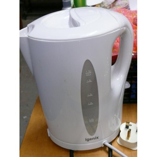 238 - A MIXED SELECTION OF ELECTRICAL ITEMS TO INCLUDE A BREVILLE 4 SLICE TOASTER, HINARI GENI, KETTLES ET... 