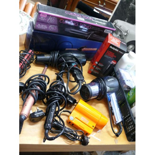 247 - A LARGE QUANTITY OF ELECTRICAL HAIR ITEMS TO INCLUDE CLIPPER SET, HAIRDRYERS, CURLING TONGS ETC