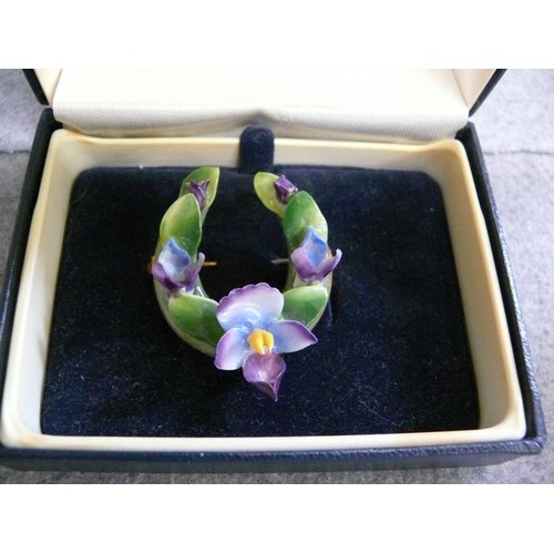 33 - 2 LOVELY ROYAL DOULTON HAND MOLDED, HAND PAINTED FLOWER BROOCHES, IN PERFECT CONDITION