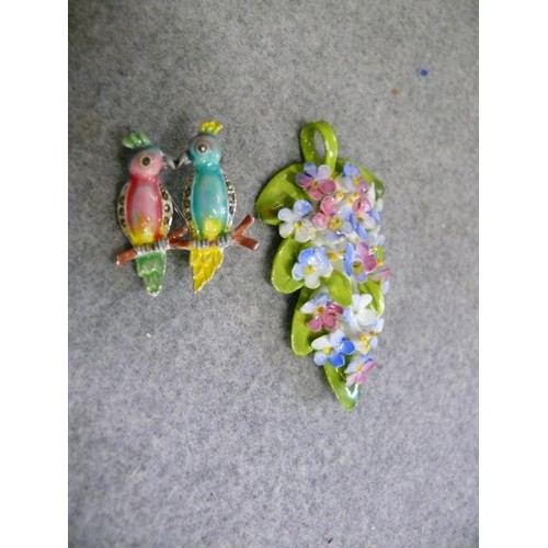 34 - 2 HAND MADE & PAINTED PORCELAIN PIECES OF JEWELLERY,  A PAIR OF KISSING PARROTS AND A FLORAL PENDANT