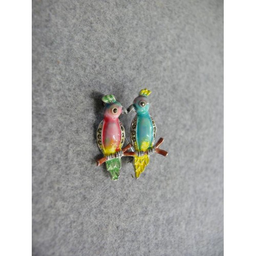 34 - 2 HAND MADE & PAINTED PORCELAIN PIECES OF JEWELLERY,  A PAIR OF KISSING PARROTS AND A FLORAL PENDANT