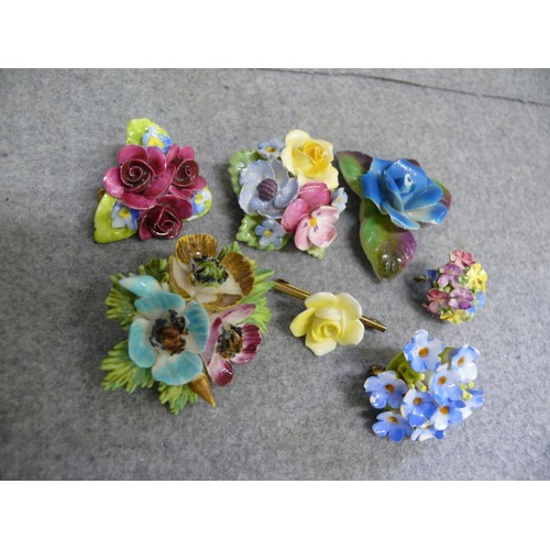 36 - 7 LOTS OF HAND MADE AND PAINTED IN PORCELAIN BROOCHES