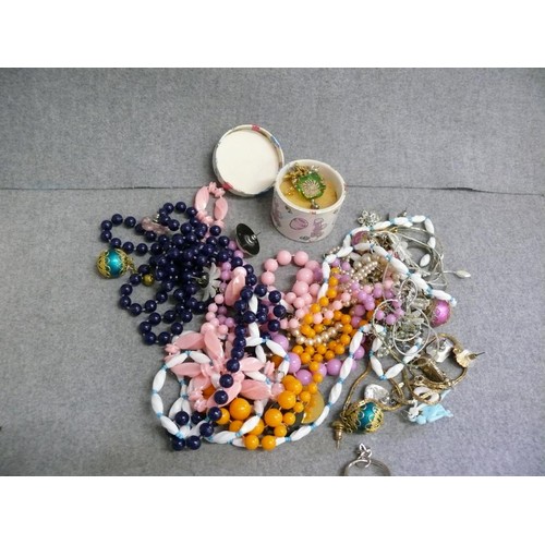 42 - A BAG OF COSTUME JEWELLERY MIX LOT, ALL SORTS