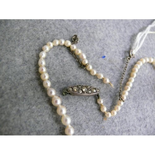 45 - A VINTAGE STRING OF REAL NATURAL WILD PEARLS CLASP NEEDS A QUICK FIX