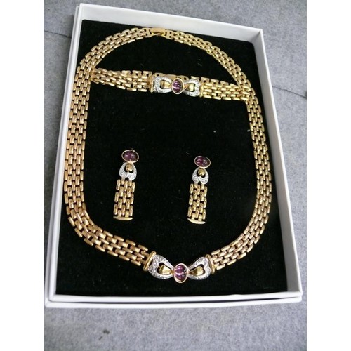 46 - A COMPLETE GOLD PLATED SET OF TOP CLASS HIGH END JEWELLERY  LOOKS UNWORN BEST QUALITY