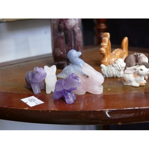 113A - A NICE COLLECTION OF MINIATURE ANIMALS MADE IN AMETHYST, PINK QUARTZ, AGATE ETC