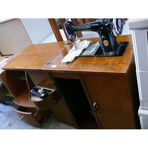 364 - A VINTAGE SINGER SEWING MACHINE CABINET WITH MACHINE EA869672 AND ACCESSORIES