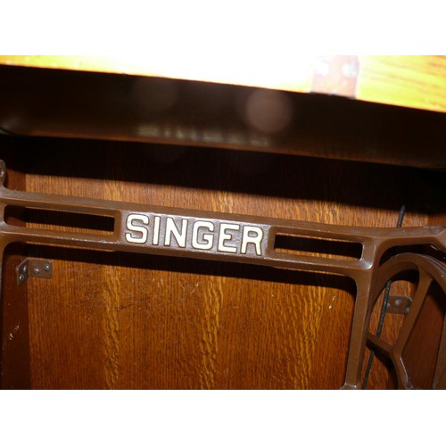 364 - A VINTAGE SINGER SEWING MACHINE CABINET WITH MACHINE EA869672 AND ACCESSORIES