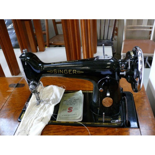 364 - A VINTAGE SINGER SEWING MACHINE CABINET WITH MACHINE EA869672 AND ACCESSORIES