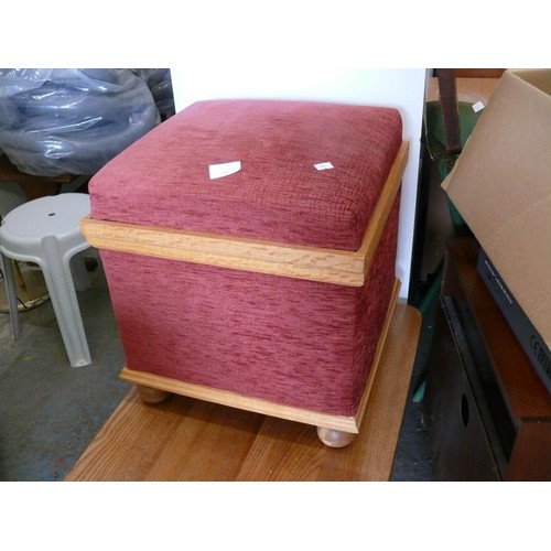 369 - A GOOD QUALITY WOODEN STORAGE BOX WITH RED UPHOLSTERY