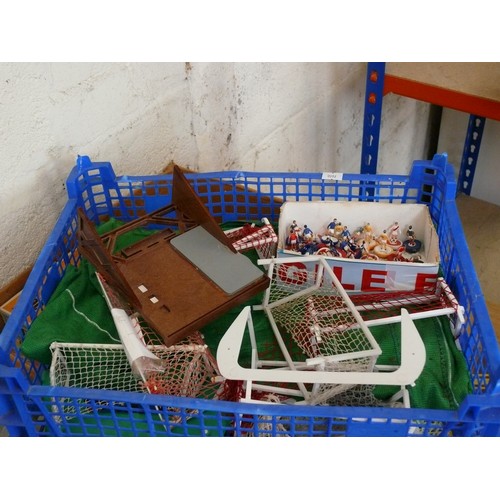 425 - TRAY OF VINTAGE SUBBUTEO -PLAYERS, PIRCH, GOALS ETC