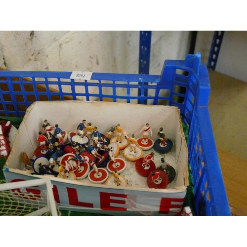 425 - TRAY OF VINTAGE SUBBUTEO -PLAYERS, PIRCH, GOALS ETC