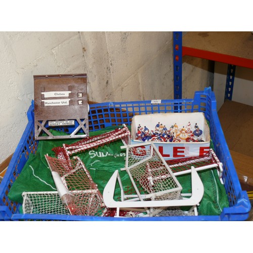 425 - TRAY OF VINTAGE SUBBUTEO -PLAYERS, PIRCH, GOALS ETC