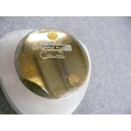 53 - A COLIBRI WHITE CRYSTAL SINGLE ASHTRAY WITH GOLD PLATED BASE