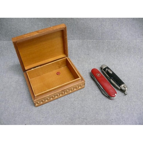 55 - A WOODEN BOX WITH TWO MULTI TOOL BLADED POCKET KNIVES