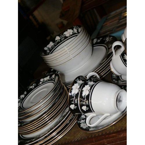 180 - A ROYAL DOULTON VOGUE COLLECTION DINNER SERVICE, ENGLISH PORCELAIN TO INCLUDE DINNER PLATES, SALAD P... 