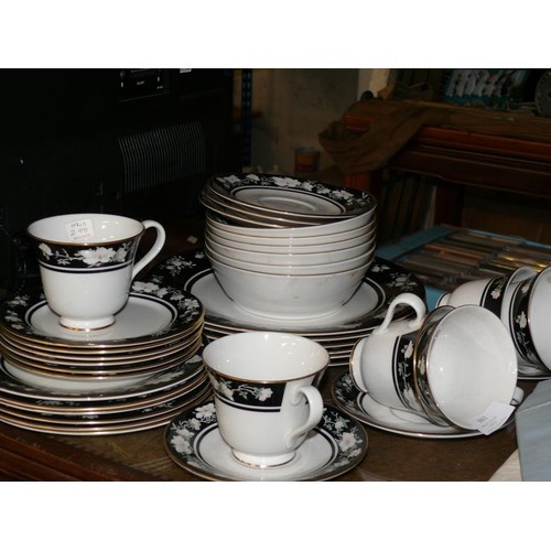 180 - A ROYAL DOULTON VOGUE COLLECTION DINNER SERVICE, ENGLISH PORCELAIN TO INCLUDE DINNER PLATES, SALAD P... 