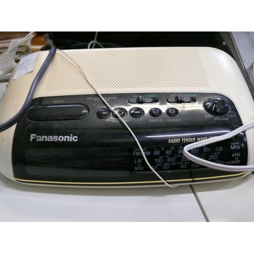 252 - A QUANTITY OF VARIOUS ELECTRICALS TO INCLUDE A PANASONIC RADIO ALARM CLOCK, ROBERTS RADIO, MAXTOR HA... 