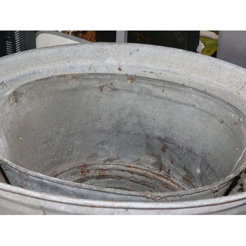 259 - 2 VINTAGE GALVANISED METAL BATHS 1 LARGE AND 1 SMALLER