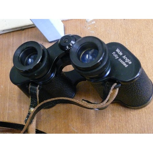 261 - A PAIR OF WIDE ANGLE BINOCULARS NOCTOVIST 8 X 30 IN LEATHER CASE