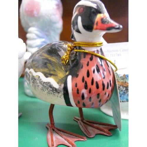 264 - A NICE COLLECTION OF VARIOUS ORNAMENTAL BIRDS TO INCLUDE A DUCK BY JAMES WINCHESTER PLUS A CRESTWARE... 