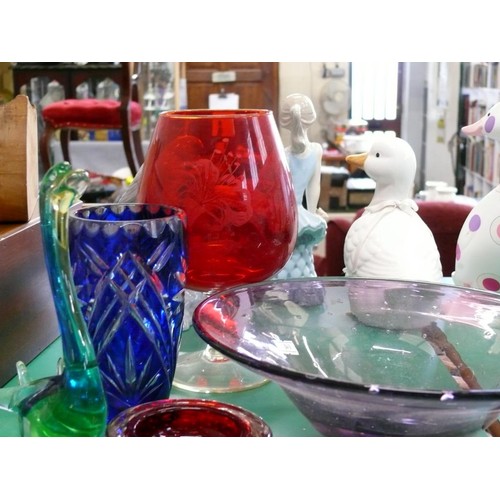 265 - A NICE SELECTION OF VARIOUS GOOD QUALITY COLOURED GLASSWARE TO INCLUDE A MURANO DUCK, PURPLE BOWL, R... 