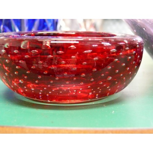 265 - A NICE SELECTION OF VARIOUS GOOD QUALITY COLOURED GLASSWARE TO INCLUDE A MURANO DUCK, PURPLE BOWL, R... 