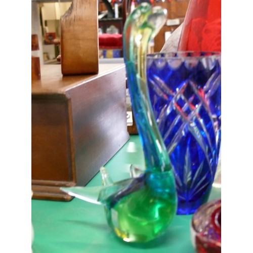 265 - A NICE SELECTION OF VARIOUS GOOD QUALITY COLOURED GLASSWARE TO INCLUDE A MURANO DUCK, PURPLE BOWL, R... 