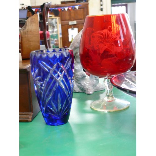 265 - A NICE SELECTION OF VARIOUS GOOD QUALITY COLOURED GLASSWARE TO INCLUDE A MURANO DUCK, PURPLE BOWL, R... 