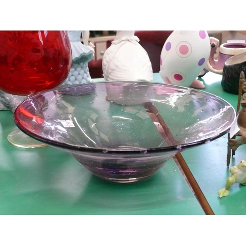 265 - A NICE SELECTION OF VARIOUS GOOD QUALITY COLOURED GLASSWARE TO INCLUDE A MURANO DUCK, PURPLE BOWL, R... 