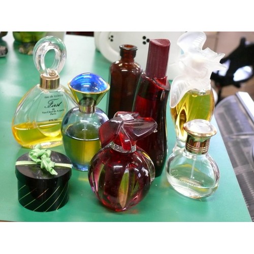 267 - A NICE SELECTION OF VARIOUS PERFUMES TO INCLUDE CARTIER, NINA RICCI ETC