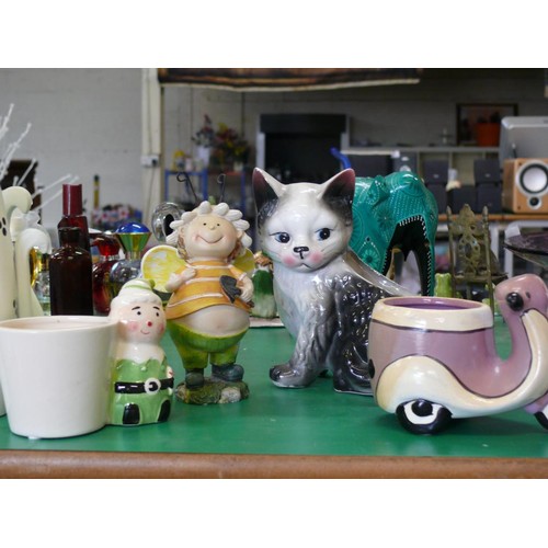 269 - A SELECTION OF SMALL PLANT POTS TO INCLUDE A VESPA, CAT AND AN ELF PLUS 2 DUCKS