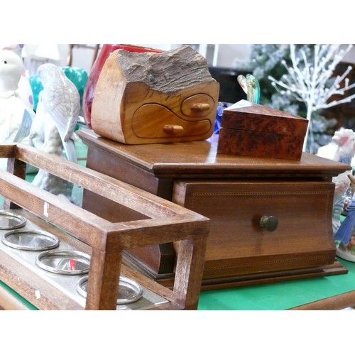 271 - A VERY NICE COLLECTION OF TREEN TO INCLUDE A SMALL WOODEN DRAWER, A WOODEN TEALIGHT HOLDER AND A SET... 