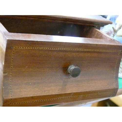 271 - A VERY NICE COLLECTION OF TREEN TO INCLUDE A SMALL WOODEN DRAWER, A WOODEN TEALIGHT HOLDER AND A SET... 