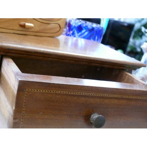 271 - A VERY NICE COLLECTION OF TREEN TO INCLUDE A SMALL WOODEN DRAWER, A WOODEN TEALIGHT HOLDER AND A SET... 