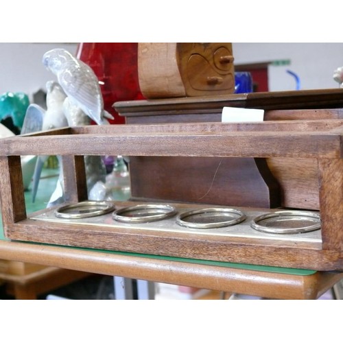 271 - A VERY NICE COLLECTION OF TREEN TO INCLUDE A SMALL WOODEN DRAWER, A WOODEN TEALIGHT HOLDER AND A SET... 