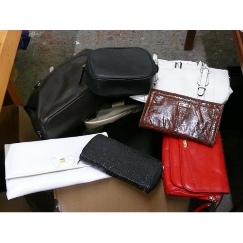 272 - A NICE SELECTION OF GOOD QUALITY HANDBAGS, EVENING BAGS, SPARKLY PURSE ETC